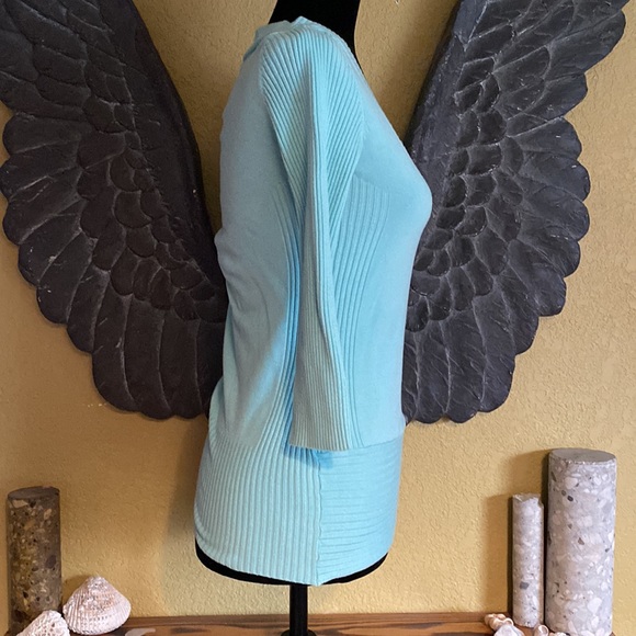 Le Chateau V-neck Sweater - Picture 2 of 7